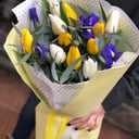 Букет «Весенняя классика» из тюльпанов и ирисов