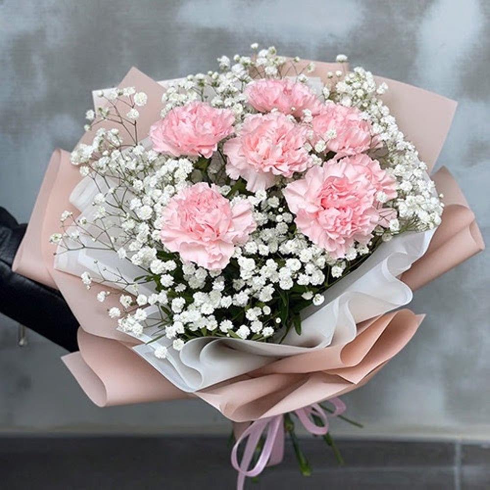 Букет «Трофей» из гвоздик и гипсофил