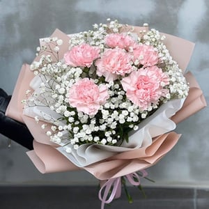 Букет «Трофей» из гвоздик и гипсофил