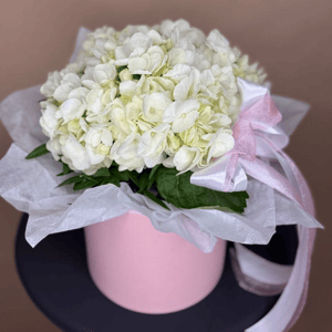 Шляпная коробка с цветами «Белое облачко» из гортензий
