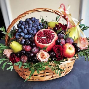 Фруктовая корзина виноград, груши, грана