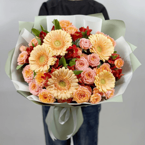 Букет «Персиковый закат» из роз и альстромерий