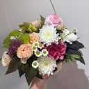 Цветы в корзиночке из роз и хризантем