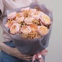 Букет «Клюква» из роз и гипсофил