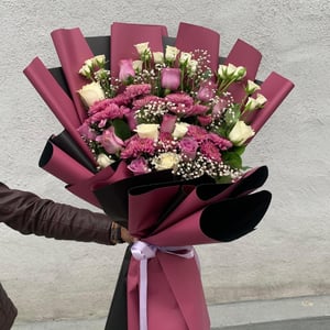 Букет «Фиолетово-белая композиция» из роз и хризантем