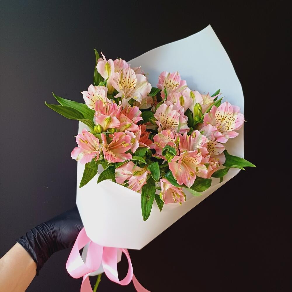 Букет из 5 розовых альстромерий в упаковке