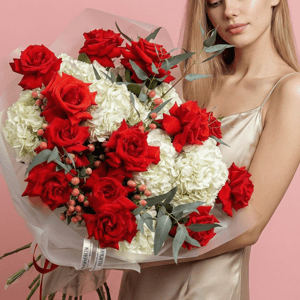 Букет с розой, гортензией и эвкалиптом