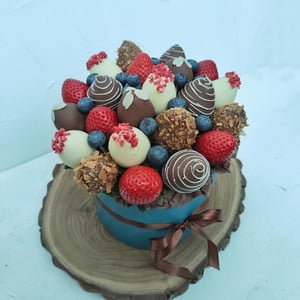 Букет из клубники в шоколаде в коробке