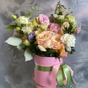 Шляпная коробка с цветами «Катрина» из роз и альстромерий