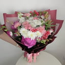 Букет «Эдем» из гвоздик и эустом