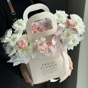 Букет «Кустовая роза и хризантема в сумочке»