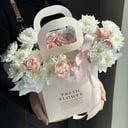 Букет «Кустовая роза и хризантема в сумочке»