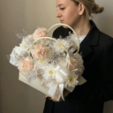 Коробка с цветами «Композиция с хризантемой и диантусы»