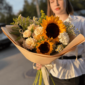 Букет с подсолнухами из ромашек и роз