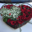 Композиция в форме сердца «Ты в моем сердце» из роз и гипсофил
