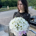 Шляпная коробка с цветами «Белое облако» из хризантем