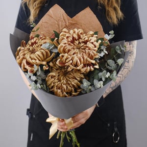 Букет «Хризантемы Виена с эвкалиптом»
