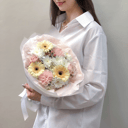 Юная весна - нежный букет с гермини из хризантем и гербер