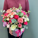 Шляпная коробка с цветами «Яркий день» из роз