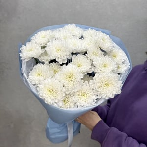 Букет из кустовых хризантем в голубой упаковке