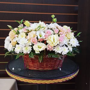 Корзина с цветами «Искушение» из роз и эустом