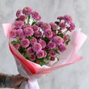 Яркий букет из хризантем сантини