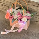 Коробка с цветами «Улыбка любимой» из эустом и хризантем