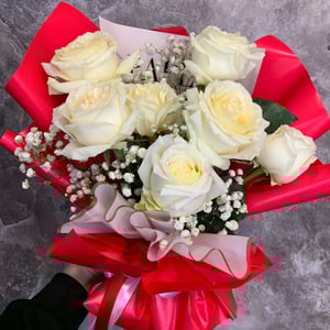 Букет «Нежность» из роз и гипсофил