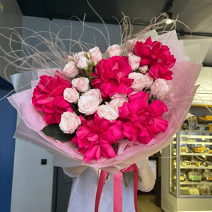 Букет из кустовых и французских роз