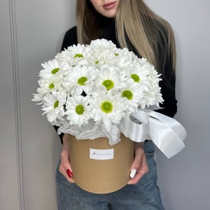 Шляпная коробка с цветами «Композиция с хризантемой»
