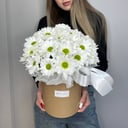 Шляпная коробка с цветами «Композиция с хризантемой»