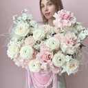 Шляпная коробка с цветами «Роскошь в коробке с бусами» из экзотических цветов и гвоздик