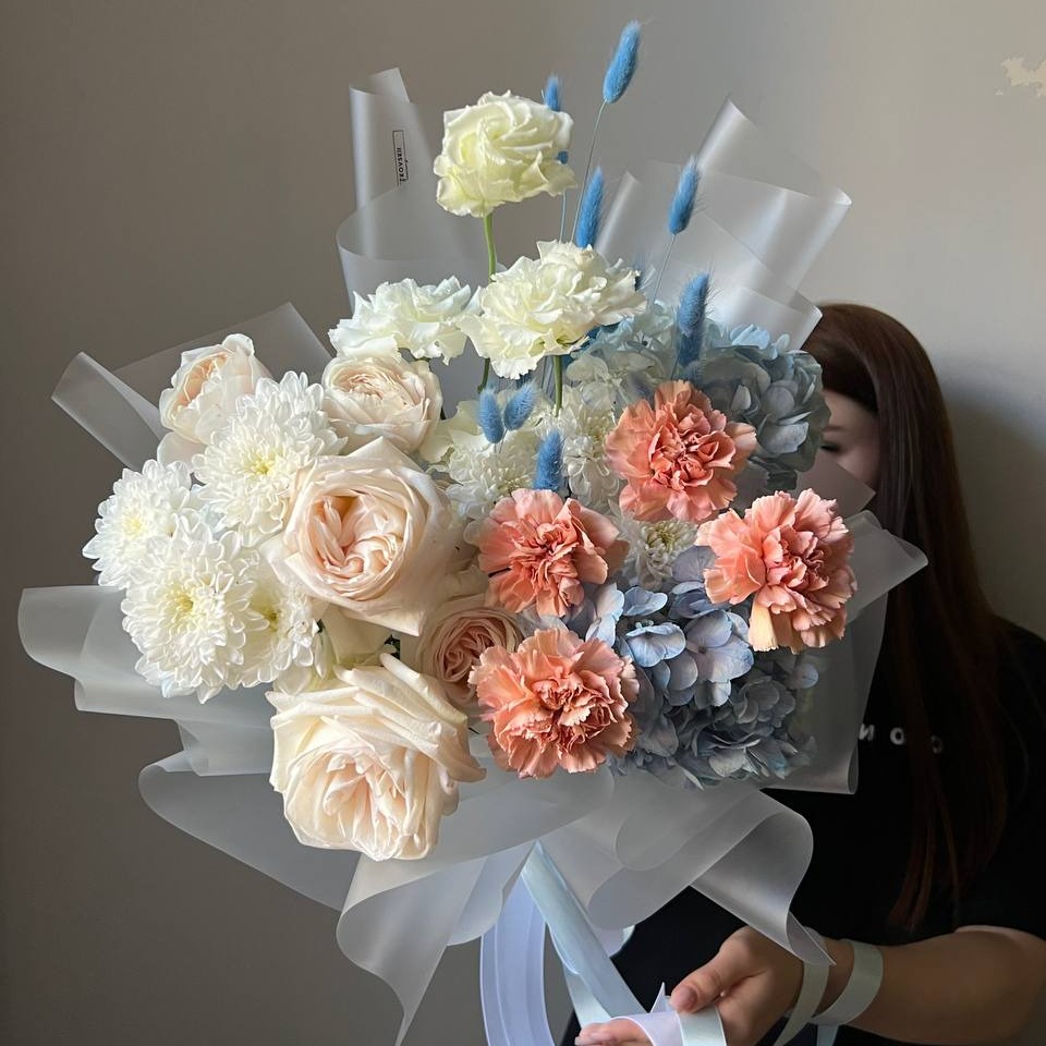 Сборный букет с гортензией и розами