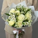 Белоснежный букет из роз и альстромерий