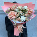 Персиковый букет с ромашкой из роз и гвоздик