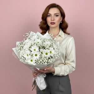 Букет "Невинность" из хризантем и гипсофил