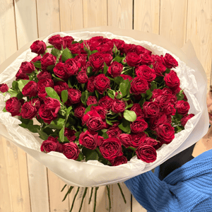 Букет из алых кустовых роз