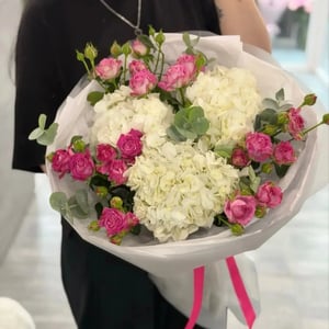 Букет с гортензиями