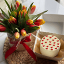 Композиция «15 тюльпанов в шляпной коробке и бенто»