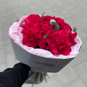 Букет «Французские малиновые розы с эвкалиптом»