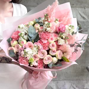 Нежный букет из роз и маттиолы Каролина