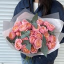 Букет из пионовидных роз и эвкалипта