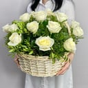 Корзина с цветами 21 белая роза