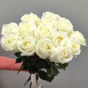Монобукет из 15 белых роз