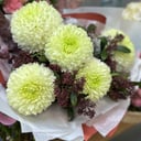 Букет из хризантем со скимией