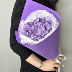 Букет из фиолетовой гортензии в кульке