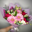 Летний букет из роз и альстромерий