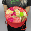 Подарочный набор «Нежные розы с пирожными макарон»