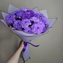 Букет из сиреневых кустовых хризантем