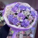 Букет «Космический кругляш» из гвоздик и альстромерий